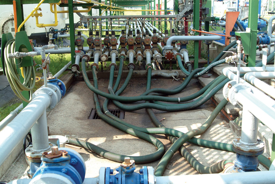 Industrial pipe connection and flange